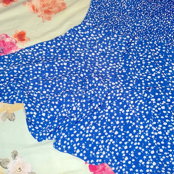 ✨ Flouncy Blue Floral Romper ✨ - Picture 5 of 6